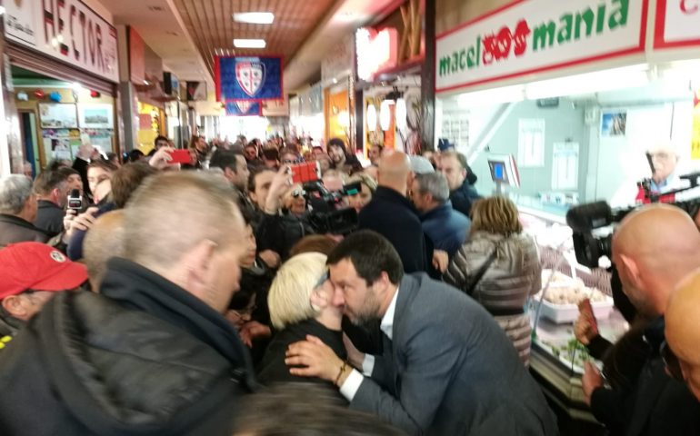 (FOTO E VIDEO) Cagliari, bagno di folla per Salvini al mercato di San Benedetto
