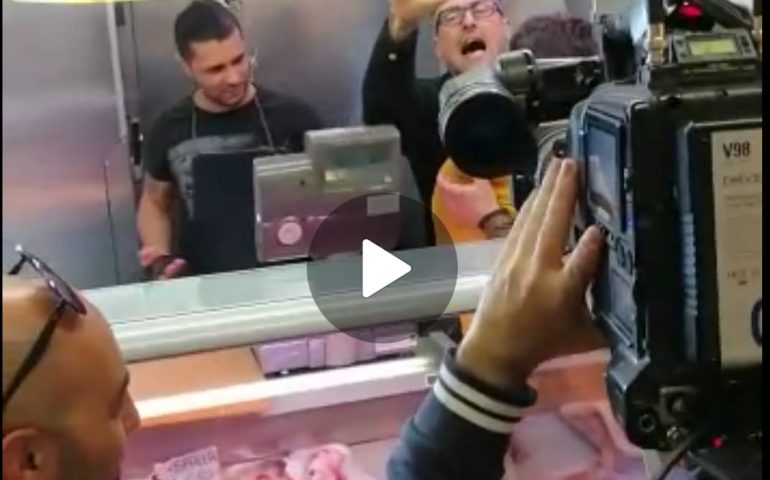 (VIDEO) Cagliari, Salvini contestato al mercato: “Fascista di m… Viva Emilio Lussu!”