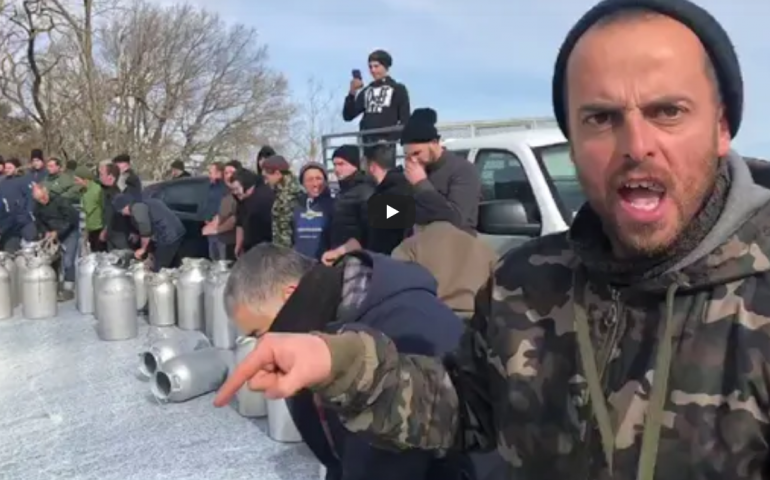 (VIDEO) La 131 si tinge di bianco: i pastori inondano di latte la carreggiata. Bloccata un’autocisterna