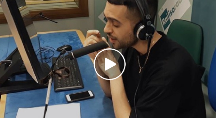 (VIDEO) Mahmood incanta in radio intonando “No potho reposare”