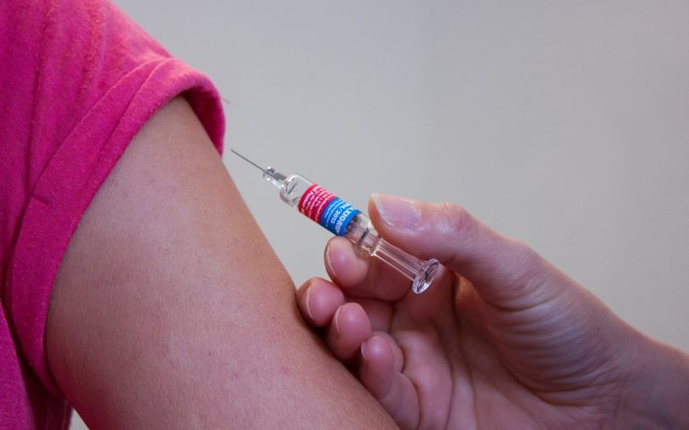 Madre no-vax costretta dai carabinieri a vaccinare la figlia di 4 anni