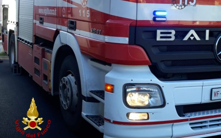 Incendio in casa: i vigili del fuoco salvano due donne intossicate dal fumo