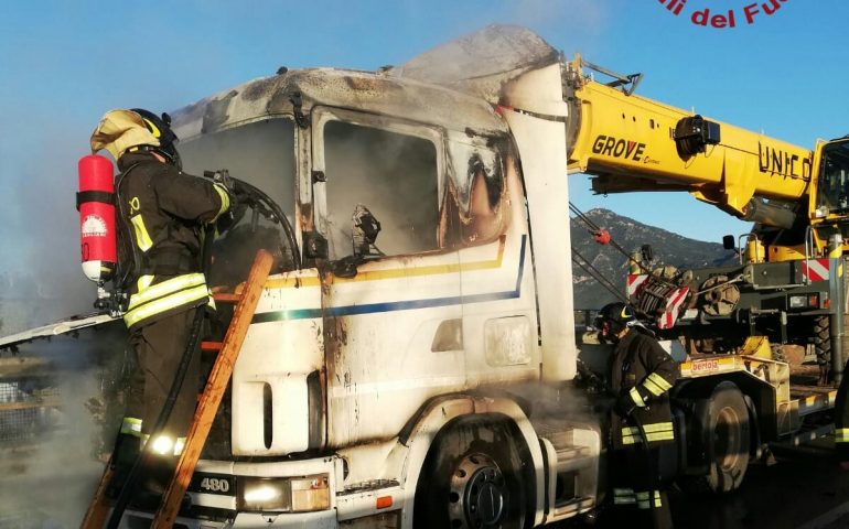 Villamassargia: va a fuoco un camion. I vigili del fuoco intervengono e domano le fiamme
