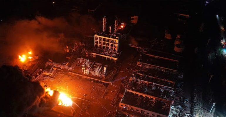 La conta delle vittime: violenta esplosione in una fabbrica chimica provoca 47 morti e 640 feriti