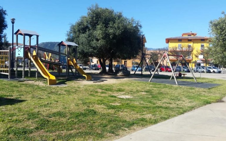 Tortolì, Piazza Rinascita presa di mira dai vandali. L’Amministrazione: «Presto videosorveglianza»