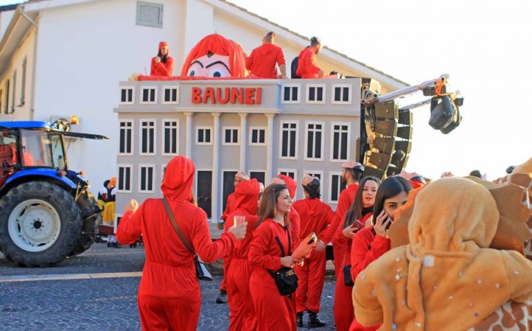 (FOTO) Carnevale a Baunei: maschere e divertimento per le vie del centro