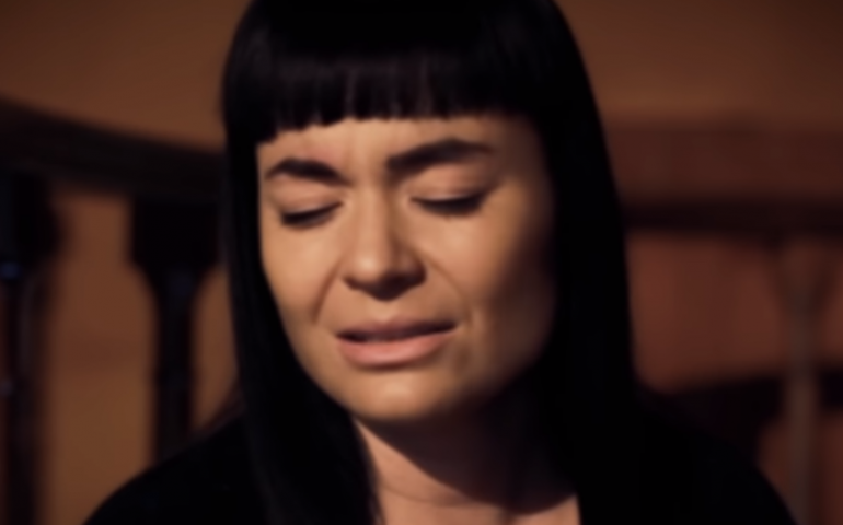 (VIDEO) “Viola”, femminicidio e violenza di genere nel nuovo videoclip di Claudia Aru