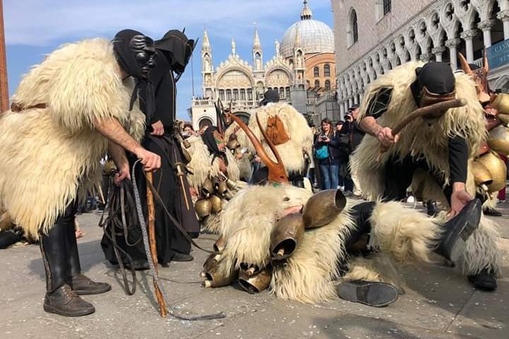 Sardegna protagonista del carnevale più famoso. Boes e Merdules incantano Venezia