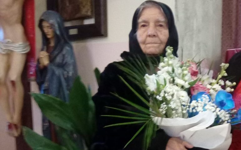 (FOTO) Jerzu festeggia i cento anni di vita di Tzia Maria Laconi