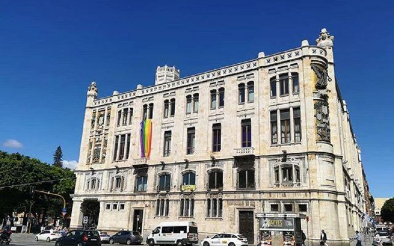 Anche Cagliari nella rete antidiscriminazione “Re.A.Dy.”: a palazzo Bacaredda esposta  la bandiera arcobaleno