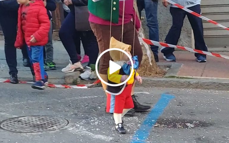 (VIDEO) Da Nuoro la maschera più geniale del carnevale: il piccolo Pinocchio e papà Mangiafuoco