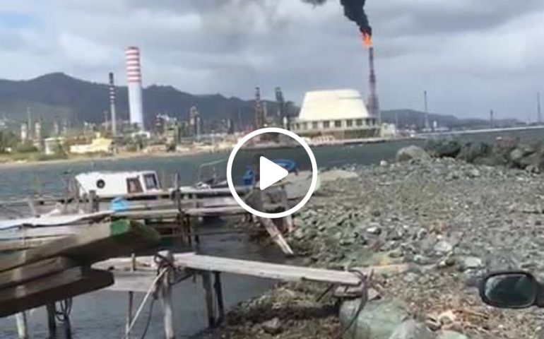 (VIDEO) Nuvola di fumo nero dalle ciminiere della Saras, ambientalisti: “Pazzesco”