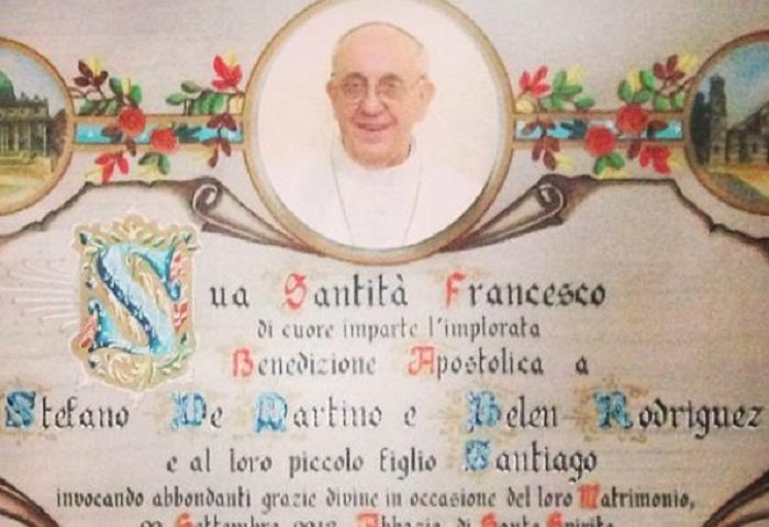 Pergamena con benedizione di Papa Francesco recapitata a casa con il corriere. Costo? 13 euro