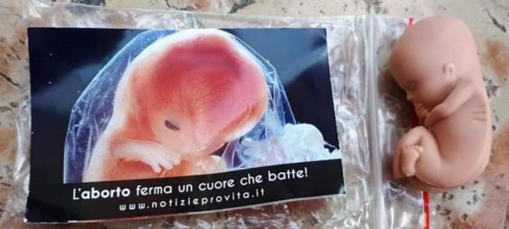 Congresso Famiglie, tra i gadget un feto di gomma: “L’aborto ferma un cuore che batte”