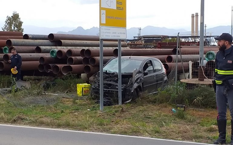 Incidente ad Arbatax: escono di strada con l’auto, portati all’ospedale