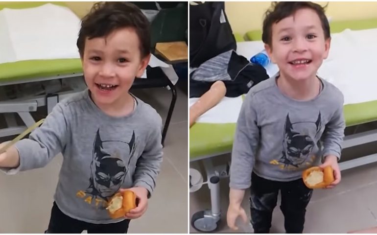 (VIDEO) Nuoro, Giulio e il suo nuovo braccio: “Ammazza, mamma, posso tenerlo?”. Il video diventa virale