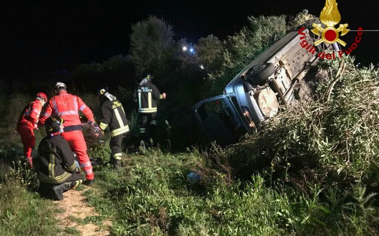 Auto fuori strada sulla SP2. Donna estratta dalle lamiere dai Vigili del fuoco