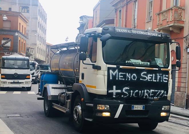 Macomer: autocisterne del latte sfilano per dire no ai blitz armati. Oggi serrata dei caseifici