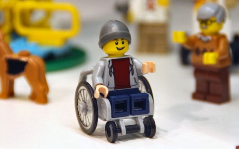“I bambini disabili non si sentono rappresentati”. Così la Lego produce il primo personaggio in sedia a rotelle