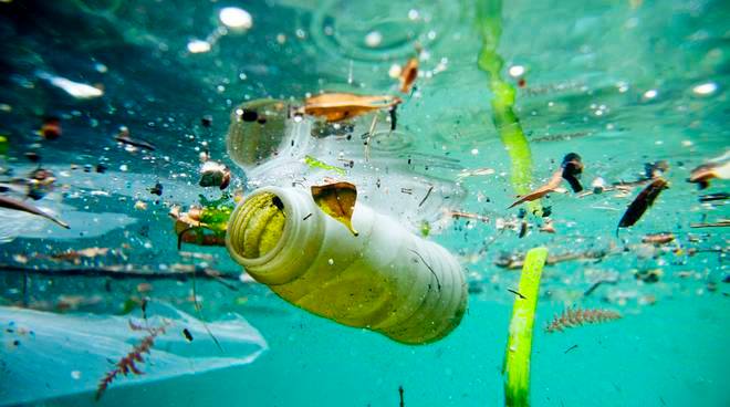Guerra alla plastica: dal 2021 stop alle plastiche monouso. L’Europarlamento approva la direttiva