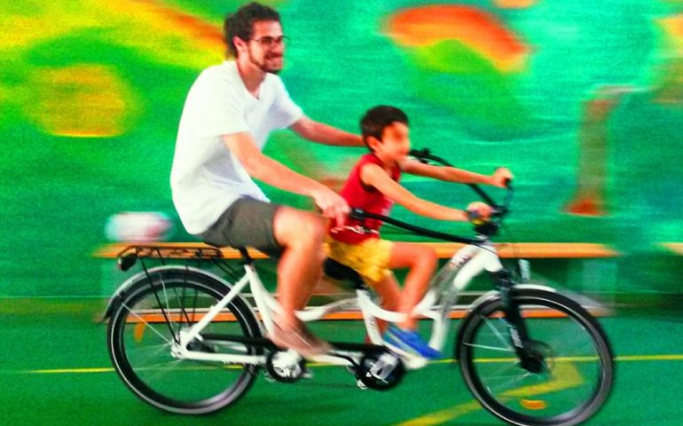 C’è una bici che ti abbraccia. Ecco Hugbike, la bici per pedalare con i ragazzi affetti da autismo