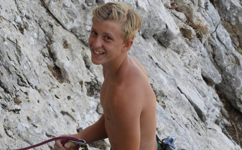 Senza ossigeno fino allo svenimento: un quattordicenne italiano vittima del nuovo “gioco” estremo sul web