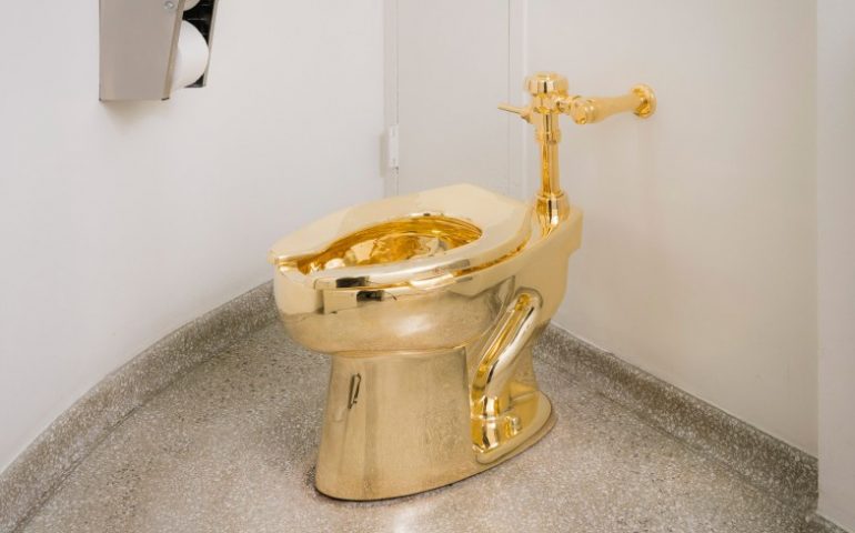 Un wc tutto d’oro dove fare i propri bisogni? ne esiste uno a New York, al Guggenheim Museum