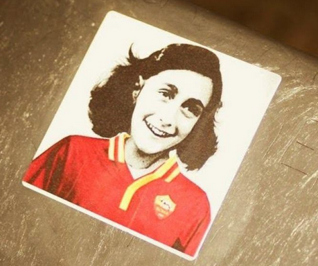 I tifosi laziali ci ricascano: scritte antisemite e l’immagine di Anna Frank con la maglia della Roma nel corso della sfida con il Cagliari