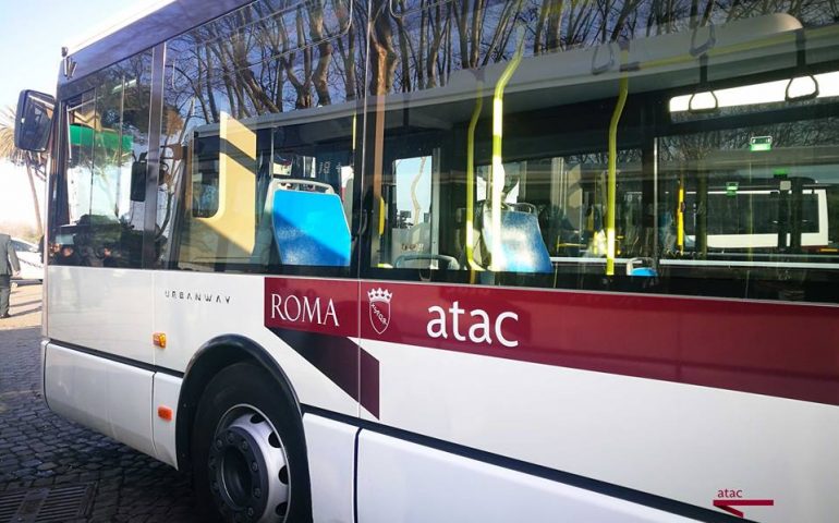 Roma, autista finisce il turno, torna da lavoro con il bus e lo parcheggia sotto casa