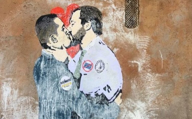 Roma, vicino al Parlamento spunta il murale del bacio tra Salvini e Di Maio in stile Banksy