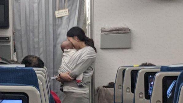 In aereo con il figlio neonato. Mamma regala caramelle e tappi per le orecchie a tutti i passeggeri
