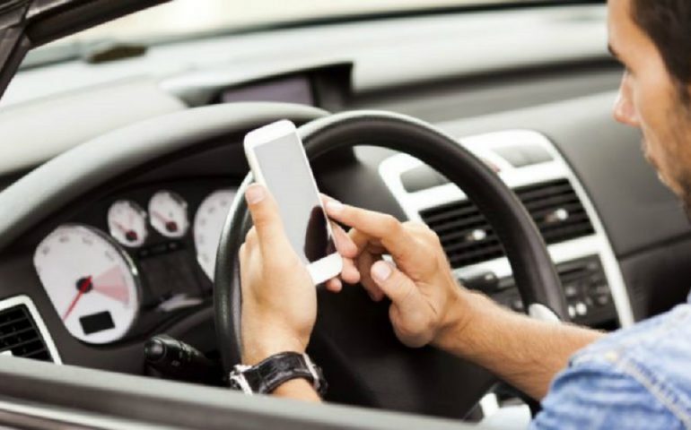 Usi lo smartphone mentre guidi? Immediata la sospensione della patente fino a tre mesi