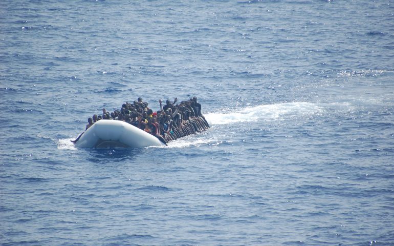 Migranti. Un barcone con 236 persone sbarca a Pozzallo, a bordo anche 12 bambini