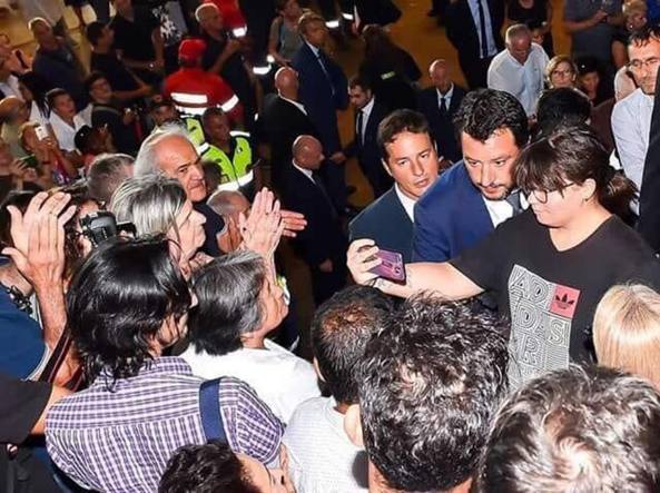 Selfie ai funerali delle vittime di Genova. Le critiche al gesto di Salvini e lui risponde così