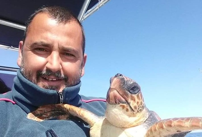 Arbatax, splendida tartaruga in difficoltà aiutata da un pescatore