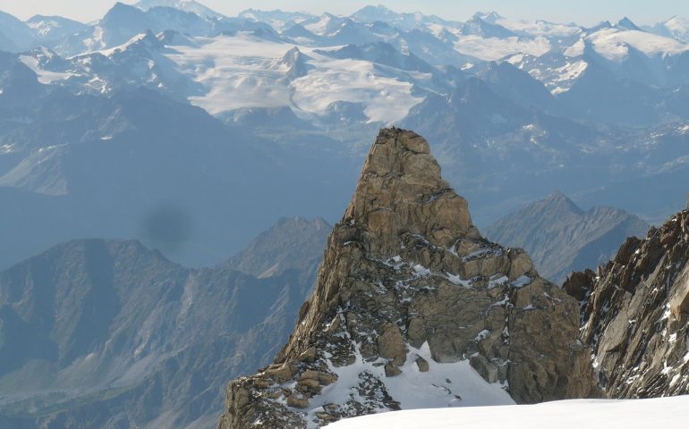 Valla D’Aosta, aereo turistico si schianta contro un elicottero: ci sarebbero diversi morti