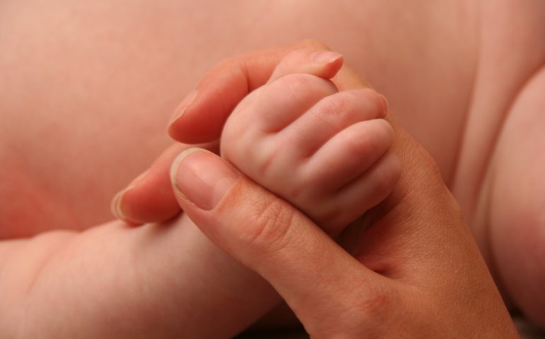 Neanche nata, ma già terremotata: la storia di Giulia, prima neonata nelle roulotte dei terremotati di Visso