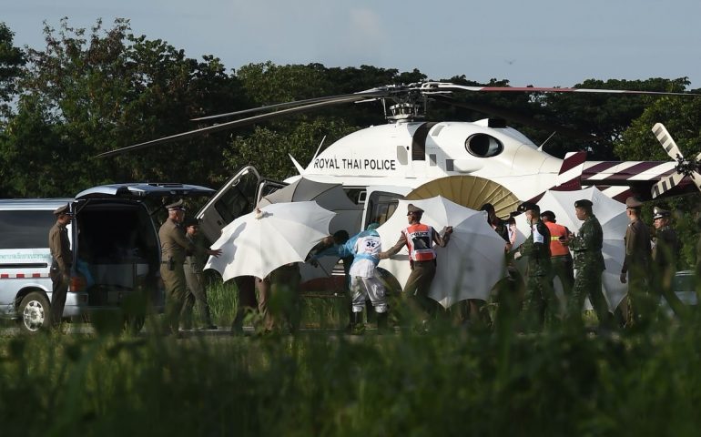 Thailandia, concluse per oggi le operazioni: 8 ragazzi tirati fuori dalla grotta