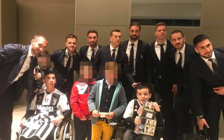 (FOTO) Il cuore grande dei campioni della Juve per i sorrisi dei piccoli Fabio e Alessio