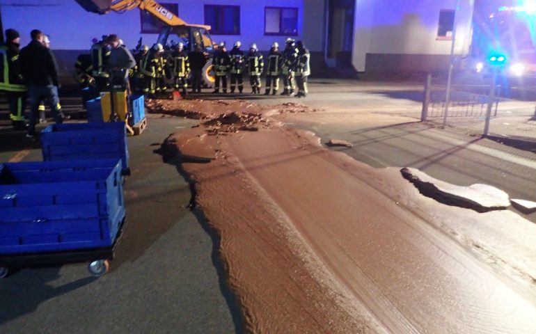 Germania, esplode un serbatoio: strade invase dalla cioccolata
