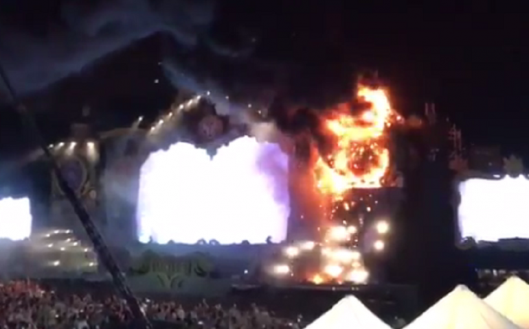 Prende fuoco il palco del festival di musica elettronica Tomorrowland. 22mila fans evacuati a Barcellona