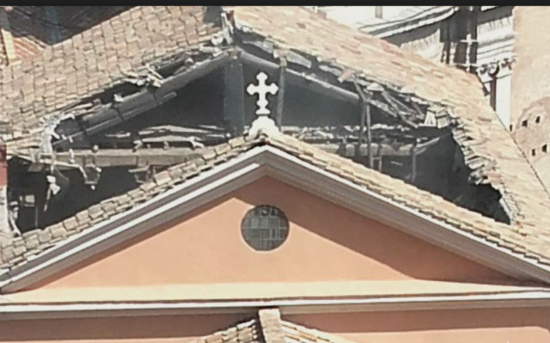 Paura a Roma. Crolla il tetto della chiesa di San Giuseppe dei falegnami