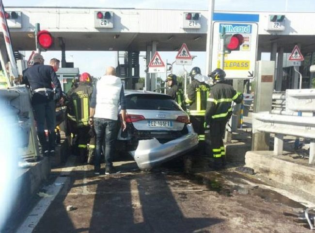 Milano, scende dall’auto per salvare i figli e muore investita