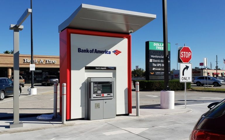 Texas, il bancomat “impazzisce” e inizia a regalare soldi: banconote da 100 al posto di quelle da 20