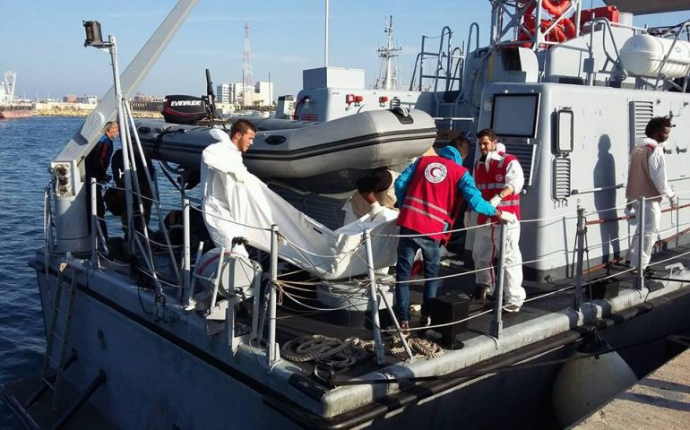 Naufragio al largo della Libia: almeno 70 persone morte. Cadaveri divorati dagli squali
