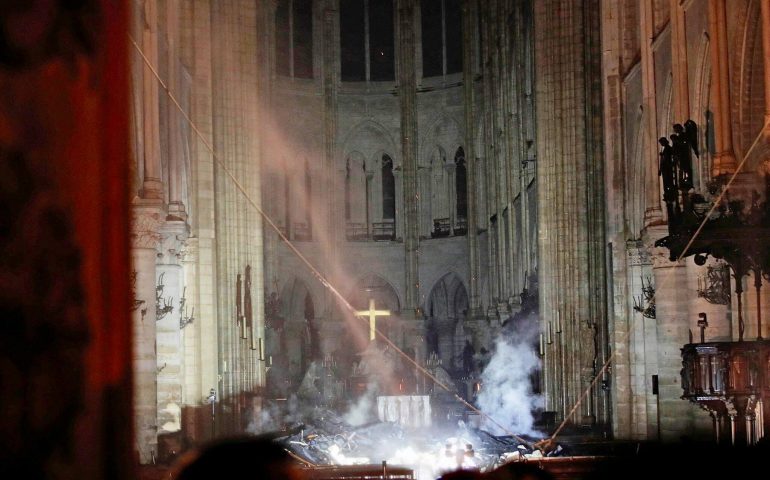 Notre Dame, il giorno dopo l’incendio: fiamme spente, salvati facciata, struttura e opere d’arte