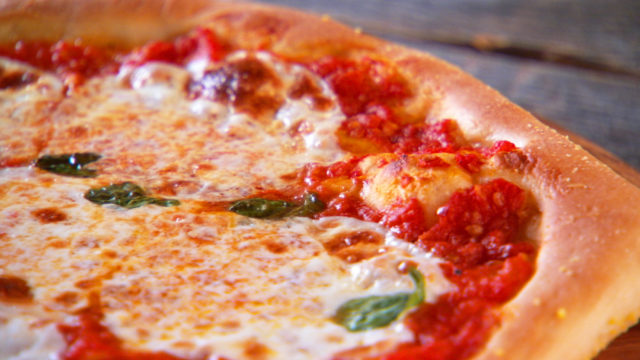 L’allarme di Coldiretti: “In due pizze su tre mozzarella lituana e salsa di pomodoro cinese”