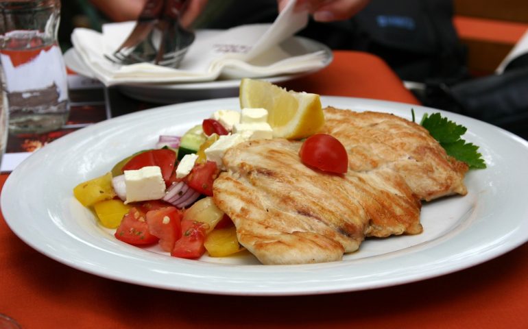 Grecia, mangia qualche boccone di pollo crudo e muore: donna stroncata da un batterio killer