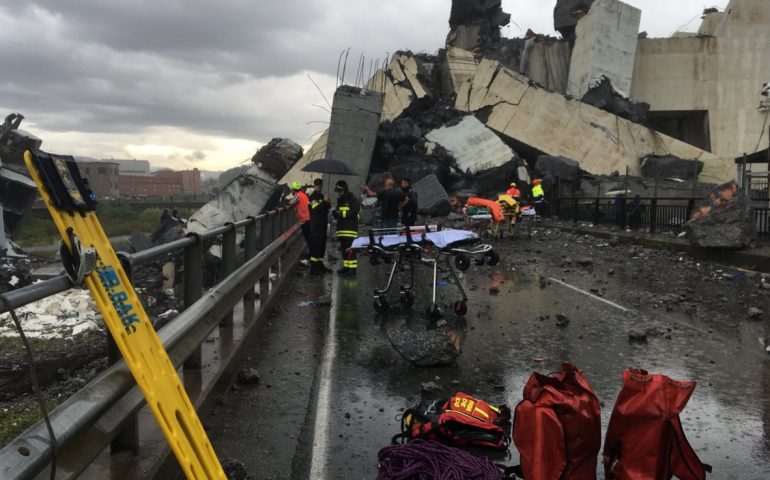 Genova. Si cercano ancora dispersi. Il bilancio è di 39 vittime. Autostrade: “Ricostruiremo il ponte in 5 mesi”