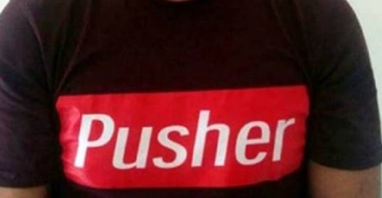 Gira con la scritta “pusher” sulla maglietta e viene arrestato con mezzo chilo di droga